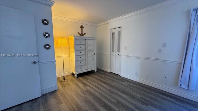 Building Photo - 903 NE 27th Ave