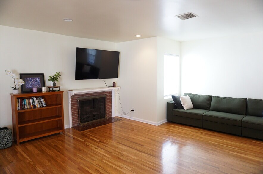Building Photo - 8533 Woodley Ave