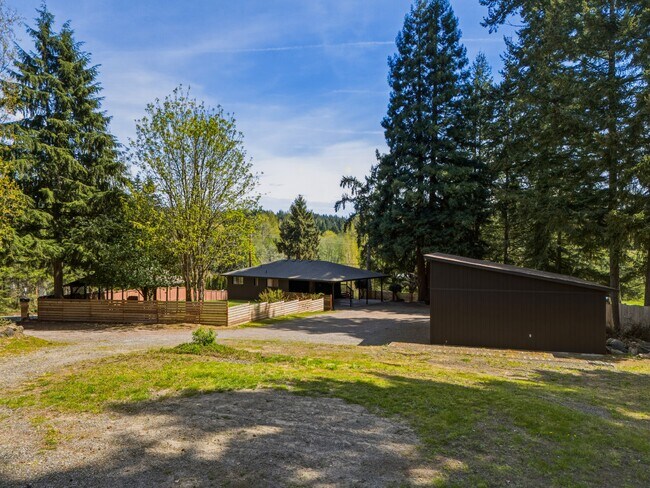Building Photo - 1366 SE High Ridge Ct