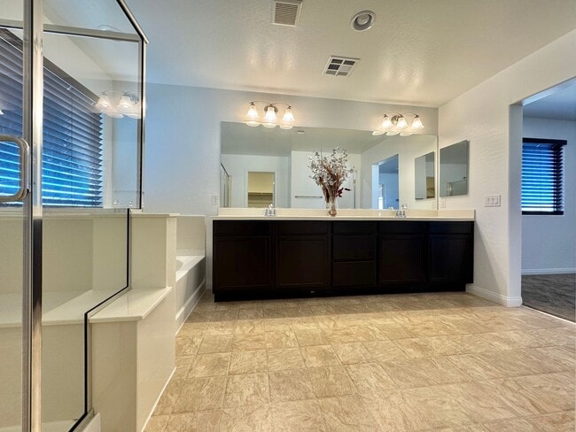 Building Photo - Newer Home with Gated Community Single Fam...