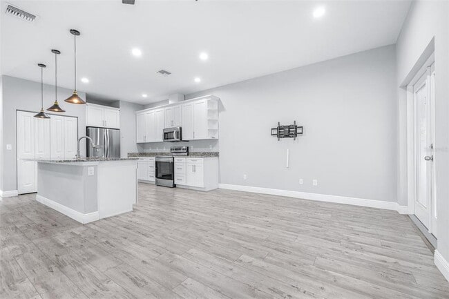 Building Photo - 1505 E North Bay St