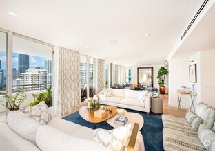 Building Photo - 888 Brickell Key Dr
