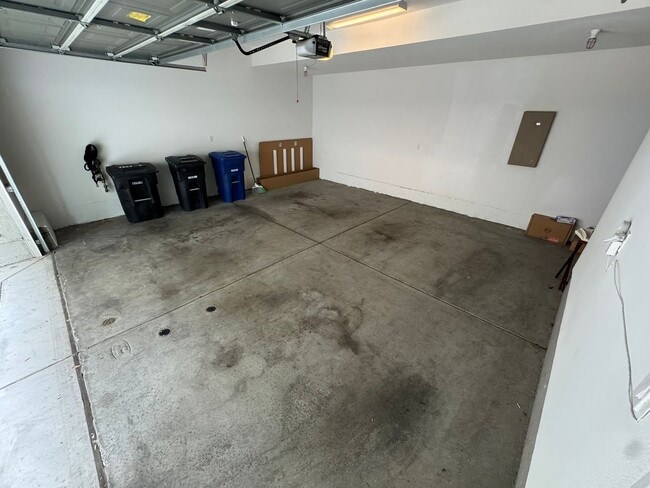 Building Photo - Spacious 2-Bedroom, 2-Bath Modern Home Loc...