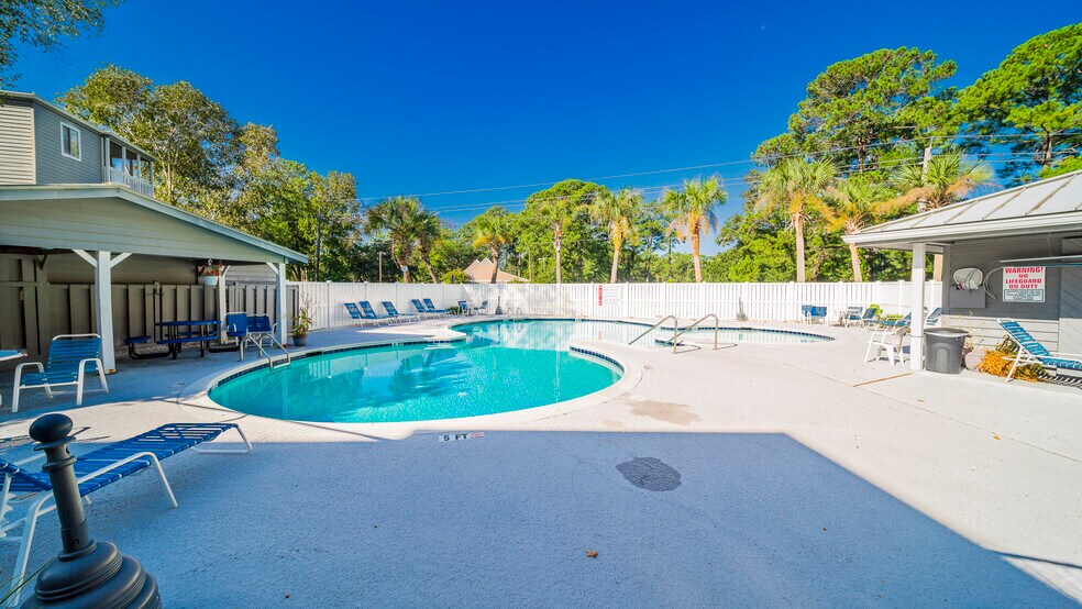 Building Photo - 10170 Beach Dr SW