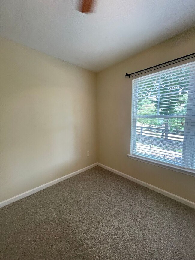 Building Photo - 15-1512 Dukes