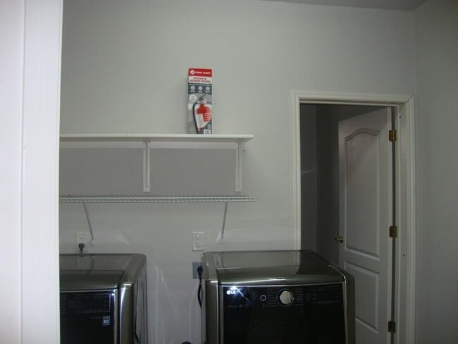 Building Photo - 503 Ambrose Dr