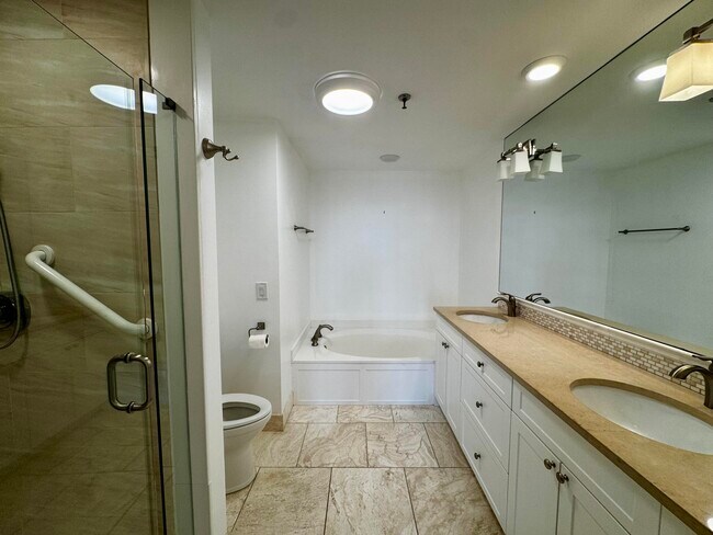 Building Photo - 11370 12 Oaks Way