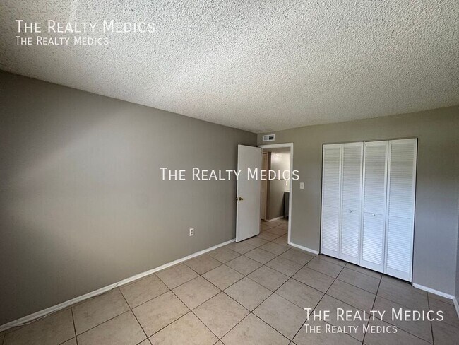 Building Photo - 2543 N Alafaya Trail