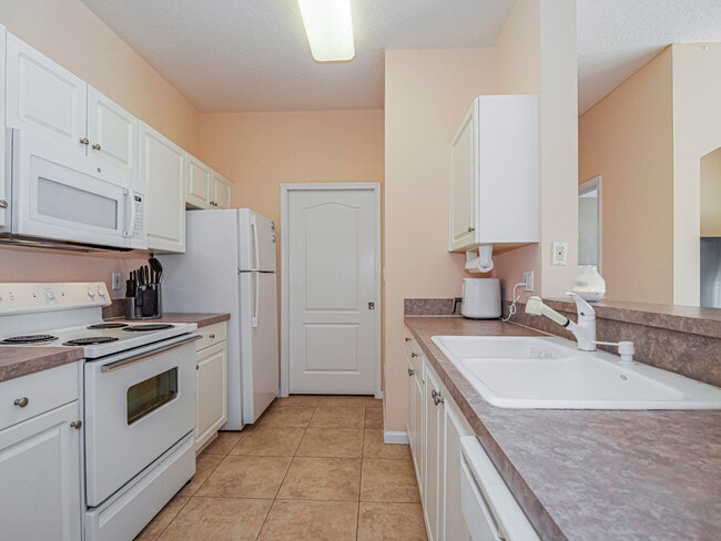 Building Photo - 5020 Fairways Cir