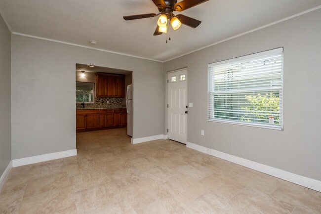 Building Photo - Updated Single Family Guest House!