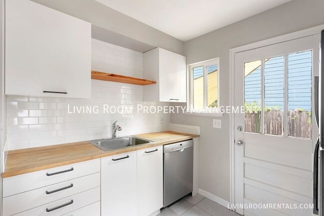 Building Photo - 6118 SE Reedway St