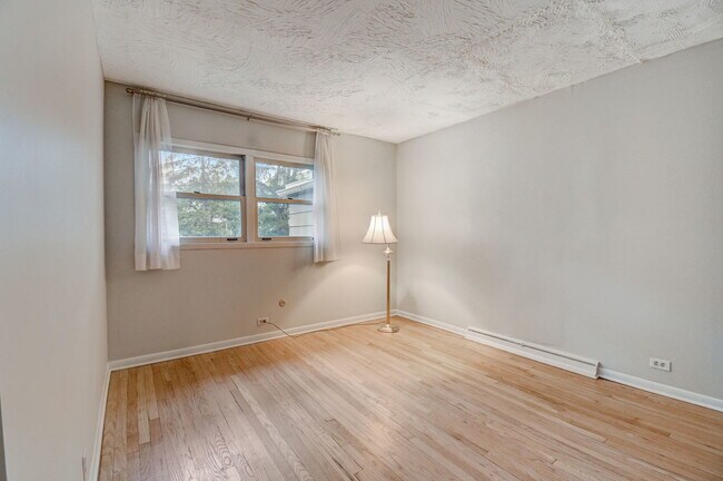 Building Photo - 1326 Meadow Ln