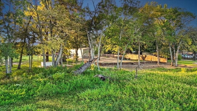 Building Photo - 409 Willow Dr