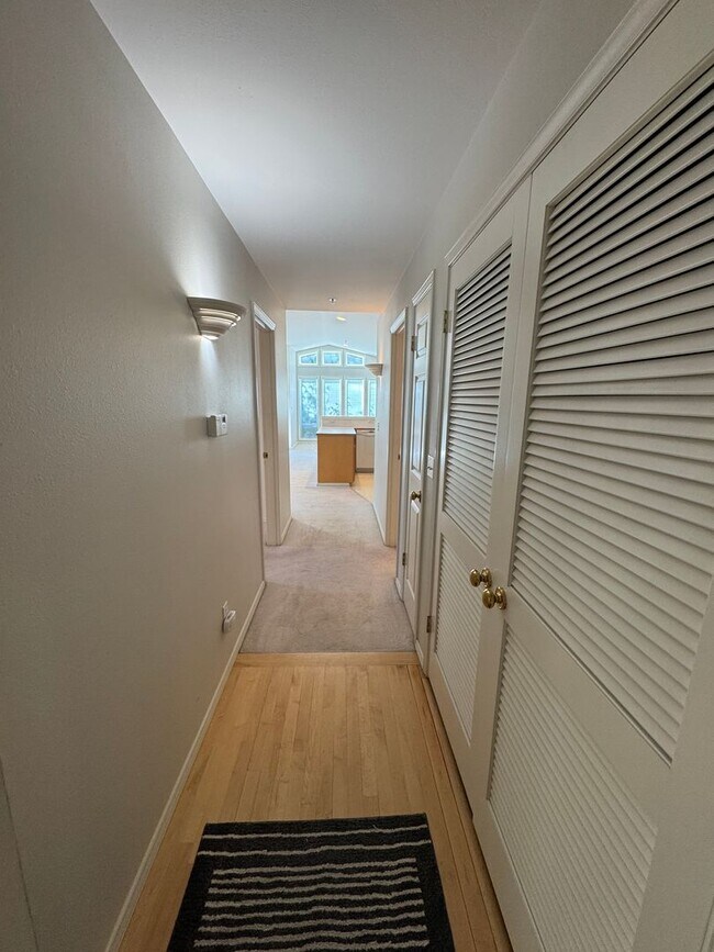 Building Photo - 2bd/2ba Edmonds Condo