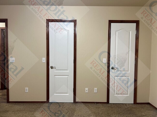 Building Photo - Spacious Duplex in Harrah