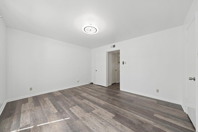 Building Photo - Chic 1-Bed Oasis with Pool & Walk-In Closets in Central San Antonio – $975/mo