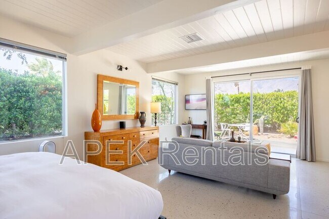 Building Photo - 2204 W Acacia Rd