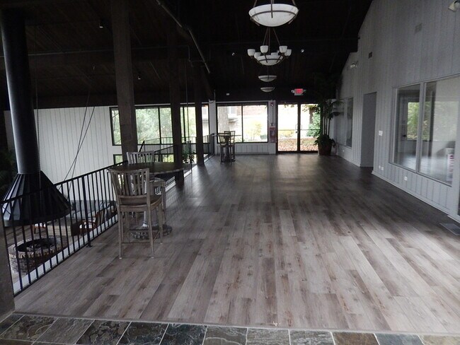 Building Photo - 120 Lakeview Dr