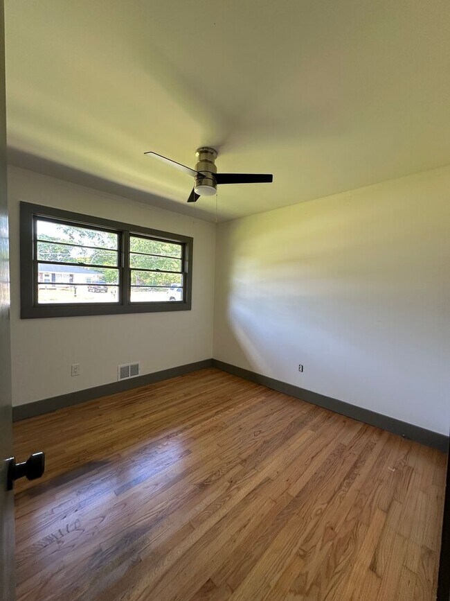 Building Photo - Updated 3 Bedroom House on the Eastside