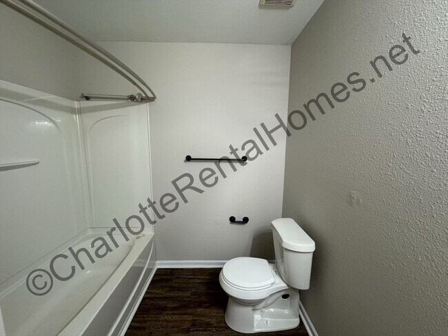 Building Photo - Spacious two story home in Charlotte