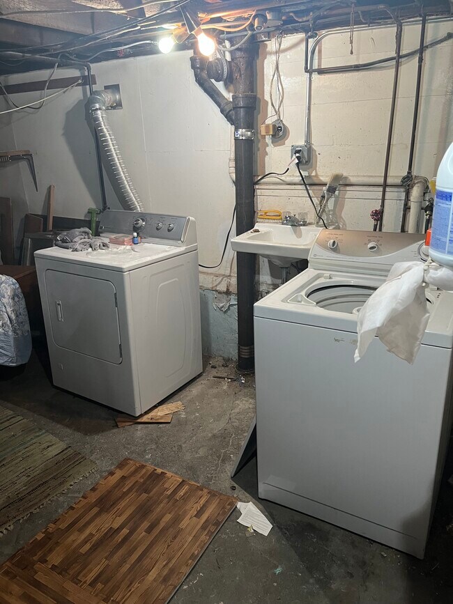 Washer/Dryer on garden level - 90 Franklin Ave