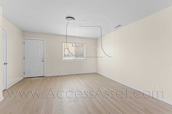 Building Photo - 108 S Lindsay St