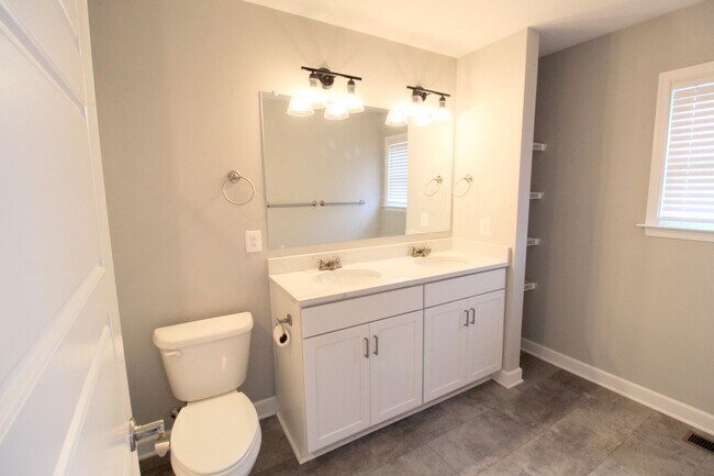 Building Photo - Large 3 level large end unit townhome with...