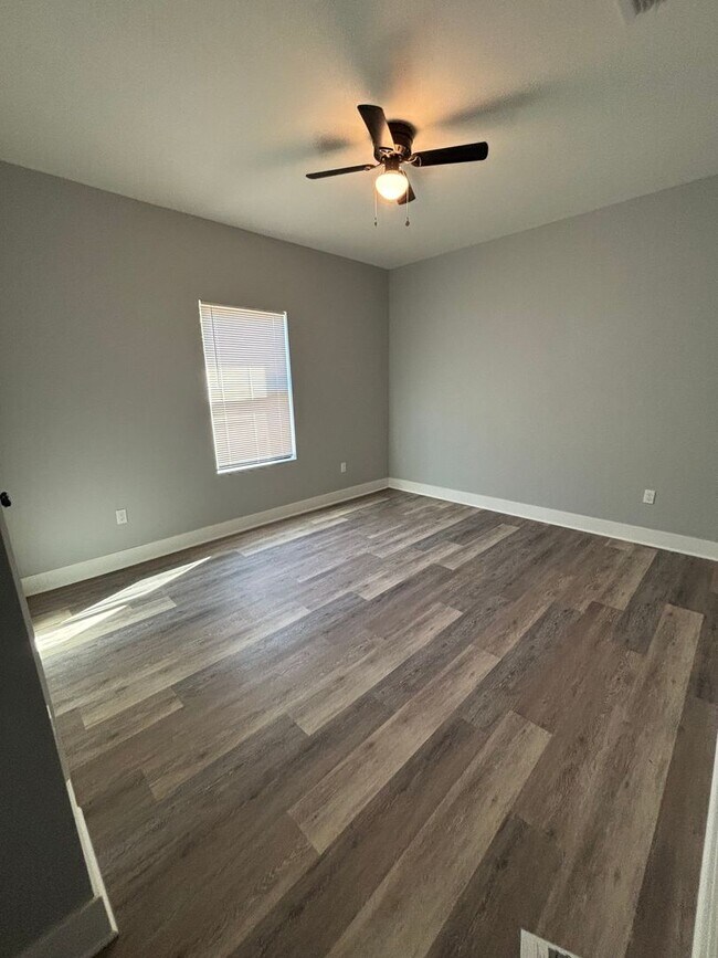 Building Photo - 5 bedrooms!! Remodeled top to bottom!