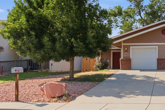 Building Photo - 1201 Raven Pl