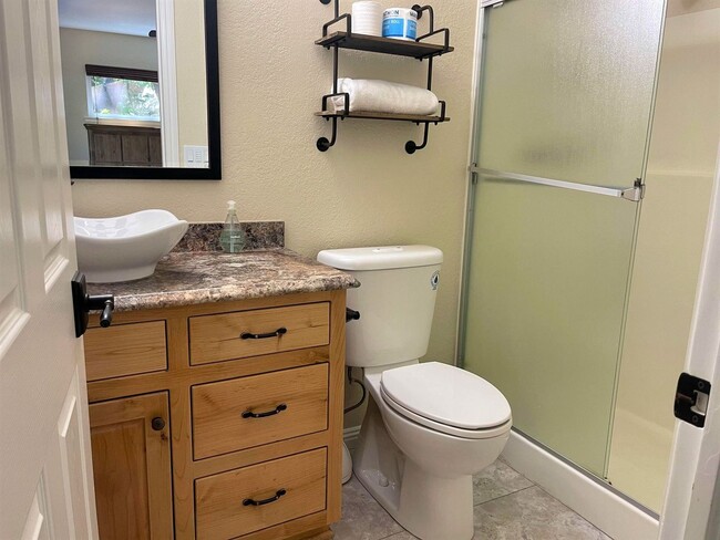 Building Photo - Gorgeous Fully Furnished 3 Bedroom Home Ne...