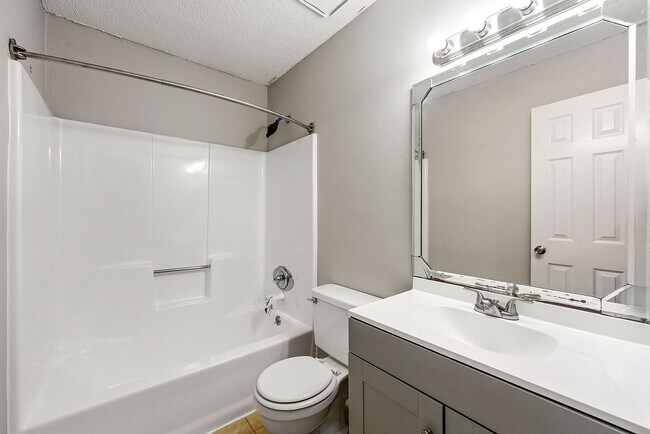 Building Photo - Renovated Modern 2BR Townhome in Prime Kennesaw Location