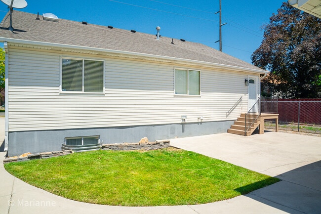 Building Photo - 812 E 2700 S