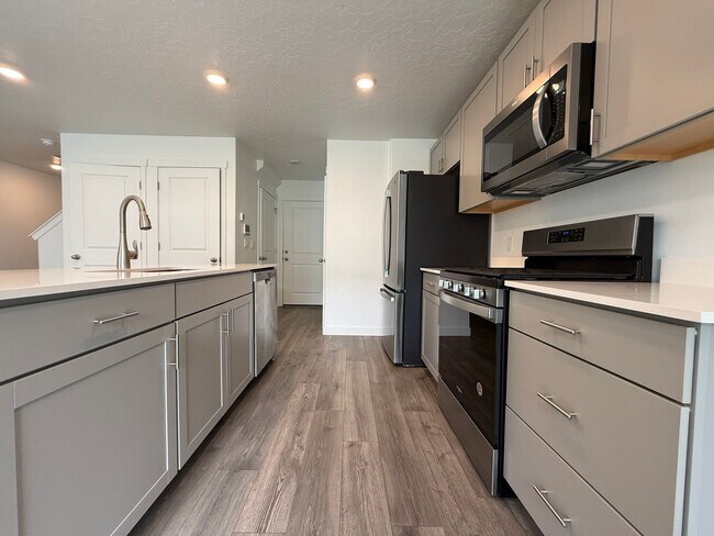 Building Photo - Beautifully Updated 4-Bedroom Townhome in ...