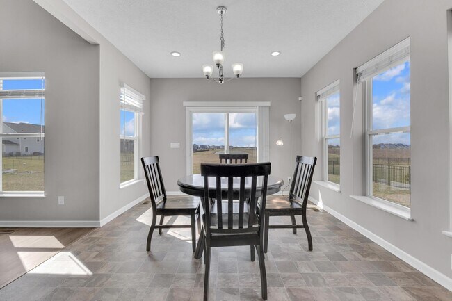Building Photo - 2390 Glenvale Dr