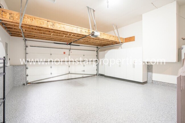 Building Photo - Impeccable Multnomah Village Bungalow