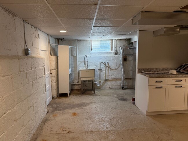 Building Photo - Newly Renovated 3-Bedroom, 1-Bathroom End-Row Townhome with Bonus Room & Backyard!