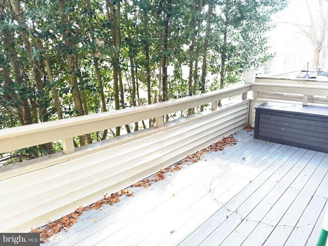 Building Photo - 9759 Lake Shore Dr