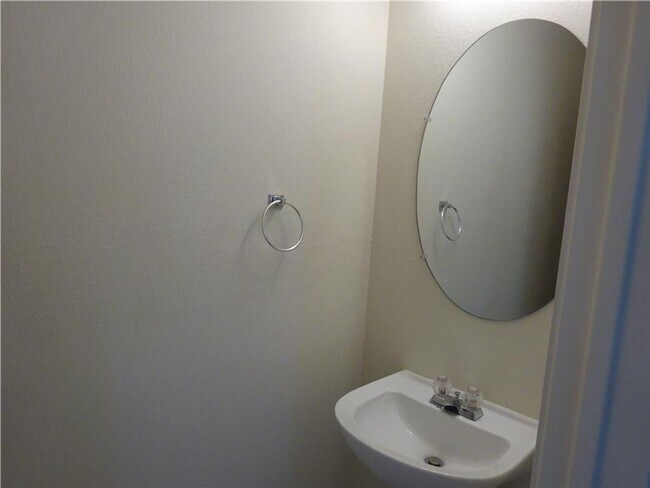 Building Photo - Grand 3 Bedroom 2.5 Bath Home On Larger Corner Lot