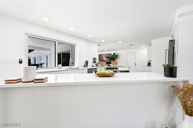 Building Photo - 646 Park Shore Dr