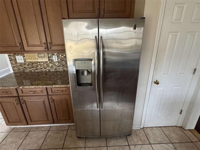 Building Photo - 875 Eagle Creek Dr NW