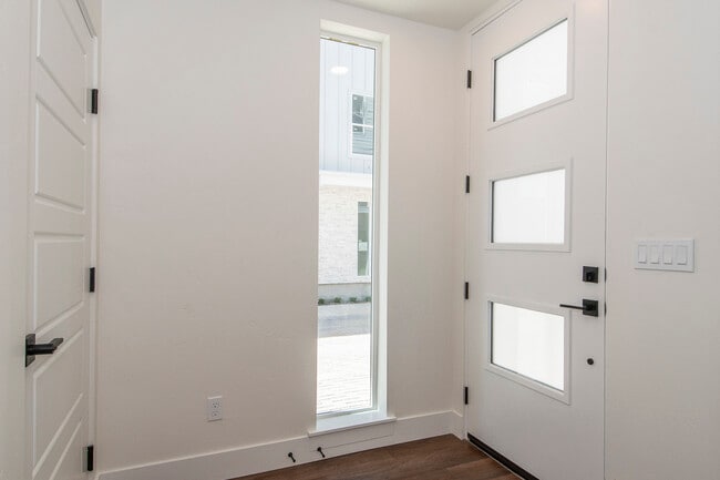 Building Photo - 525 E Violets Cv Ln