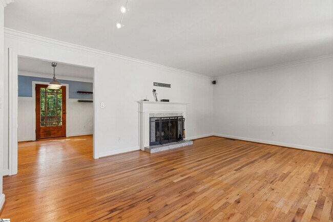 Building Photo - 112 N Rockview Dr