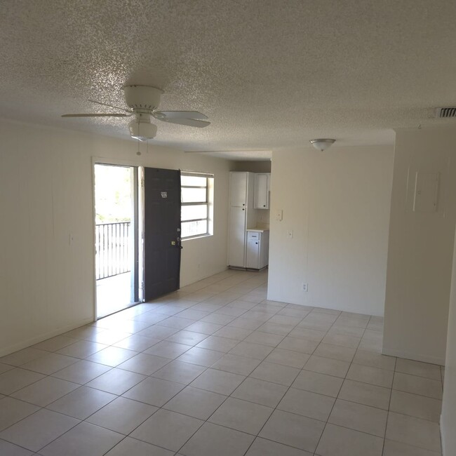 Building Photo - 2Bed 2Bath Condo Lake worth