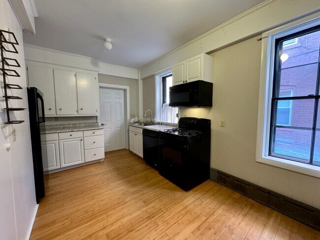 Primary Photo - 76 India St