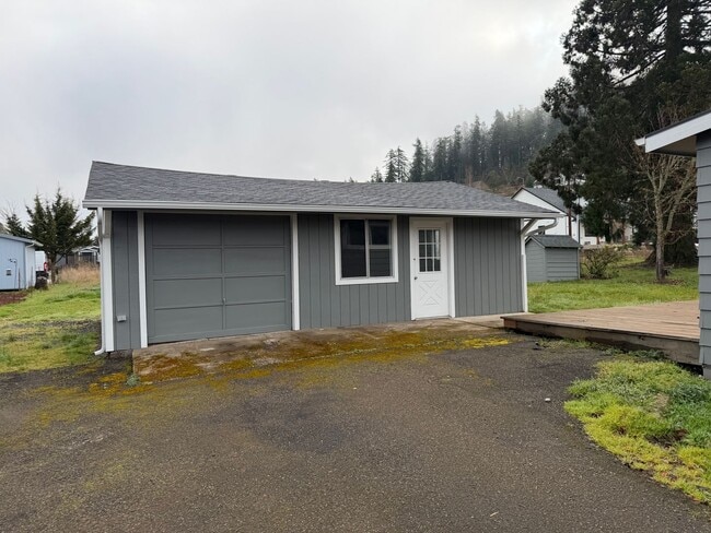 Building Photo - Updated 3 bedroom, 1 bath house in Creswell!