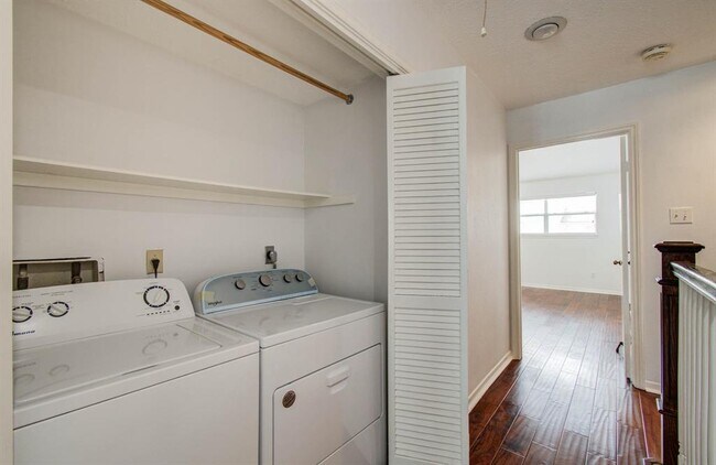 Building Photo - 926 Memorial Village Dr