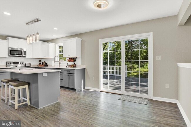 Building Photo - Spacious 4BR House in Lewisberry