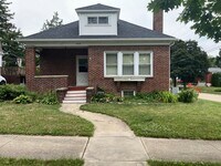 Building Photo - Charming 3-Bedroom, 1.5-Bath Single-Family Home with Bonus Living Space
