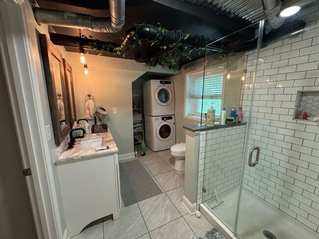 Building Photo - 6126 Netherwood Dr