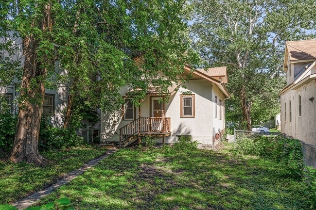 Building Photo - MUST SEE 5BD/2BA House close to U of M! Av...